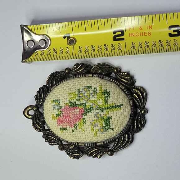 Cross Stitch Floral Vintage Brooch Pendant Signed the Creative Circle Flower - Picture 5 of 5